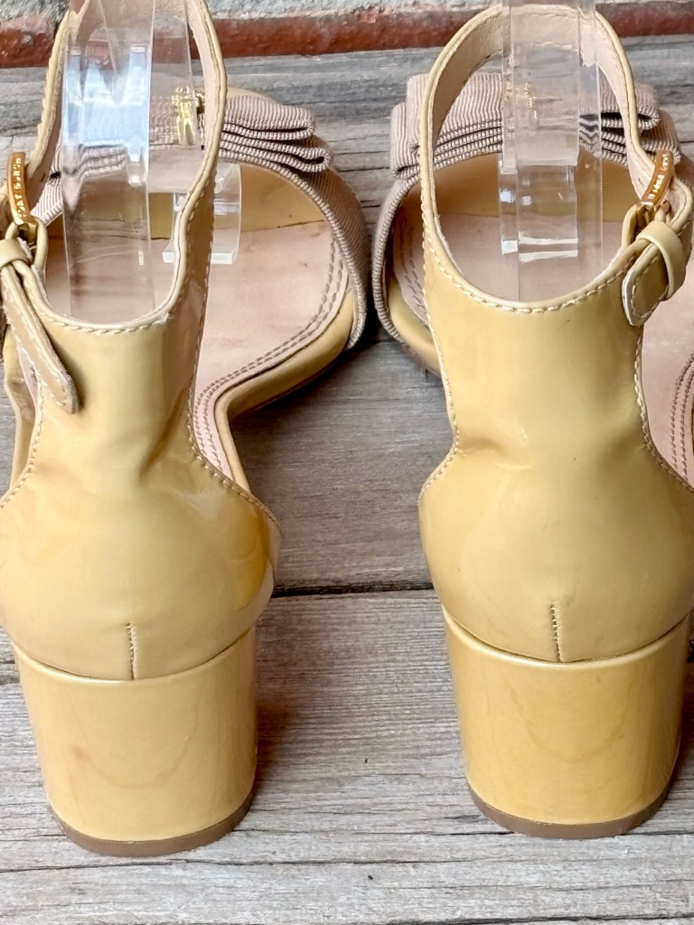 Tory Burch Beige Neutral Patent Leather Ankle Strap Bow Logo Heels Sz 7 - Picture 6 of 10